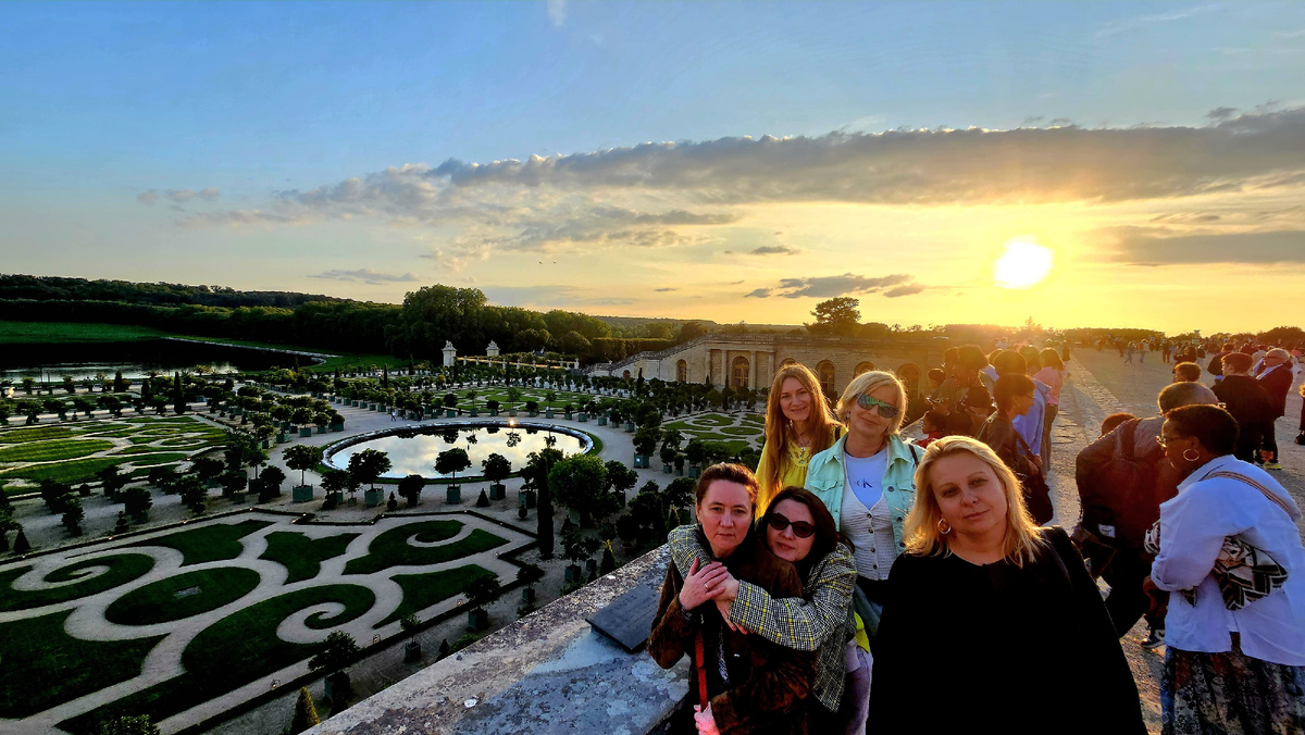 Золотой час в Версале. "Путевые подружки" после концерта, перед салютом.