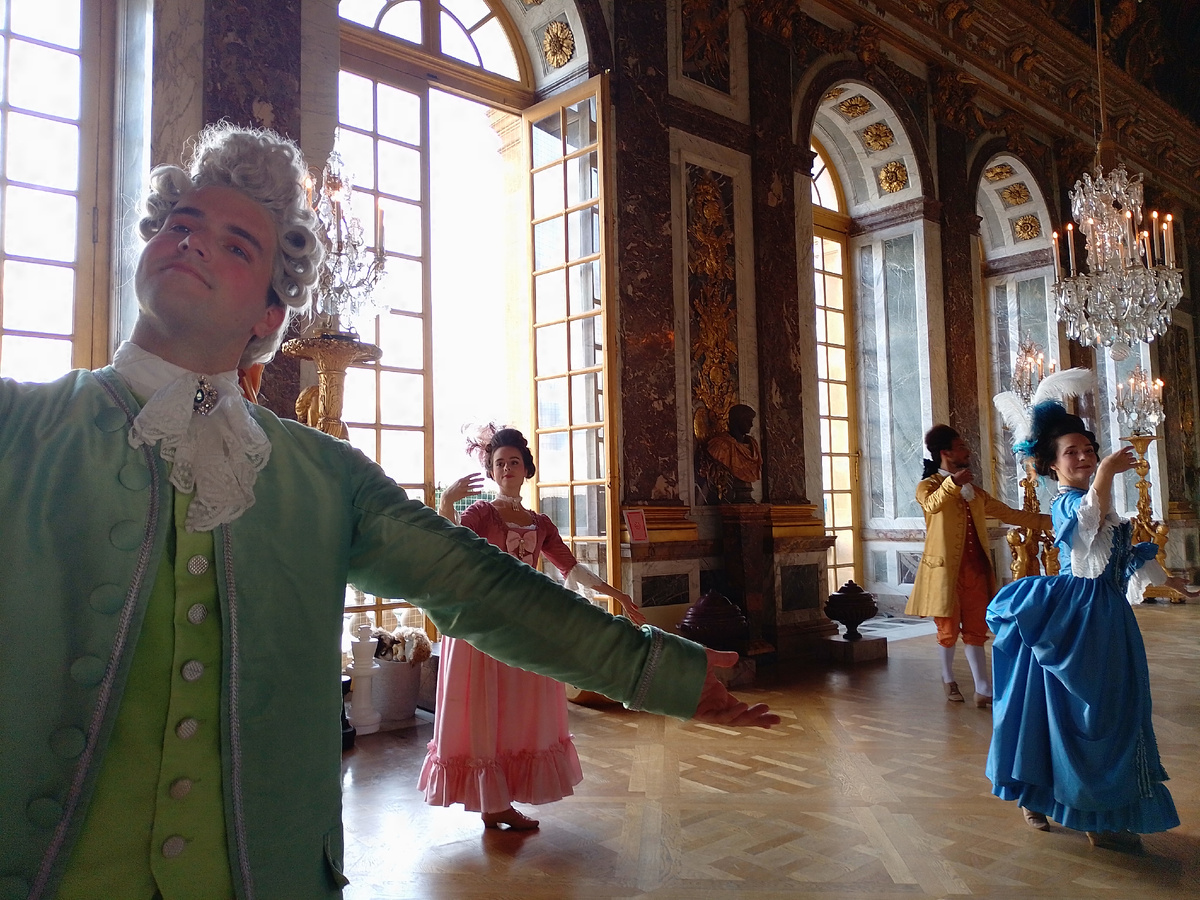 Танцовщики были одеты в кюлоты как раз по моде 80-ых годов XVIII века. 