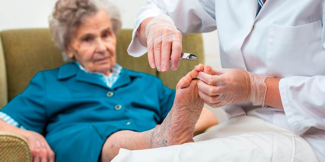 Забота о стопах пожилых людей: ключ к активной жизни с "Комфорт Рядом"