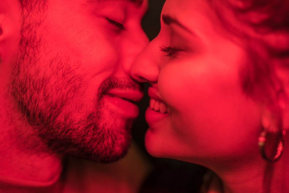 Источник изображения: freepik.com/free-photo/young-positive-guy-kissing-smiling-lady-redness_3624629.htm