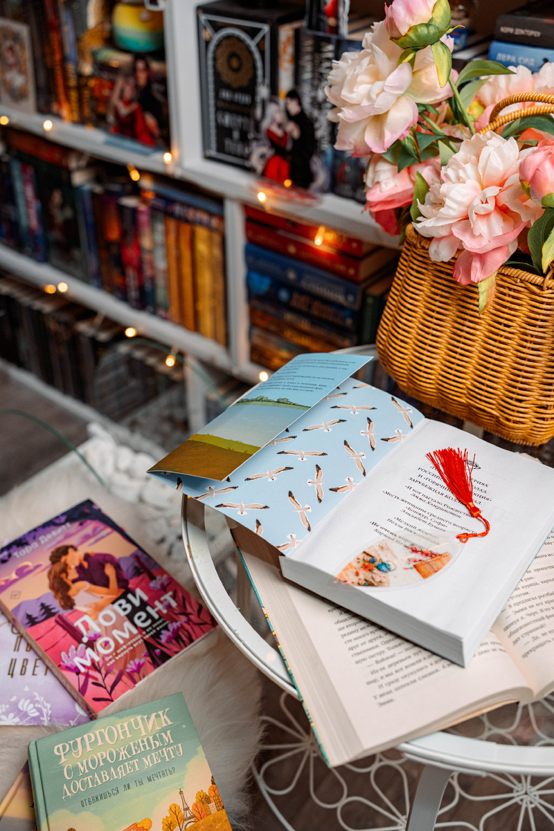 Книга в формате покета с ярким форзацем. 