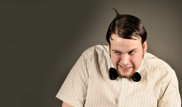 Аферисты разыгрывают многослойный спектакль обмана, как пауки плетут сложную сеть.