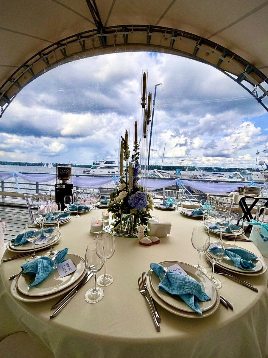Фото: Свадьба в шатре на воде. Оформление Валентина Мендельсон.