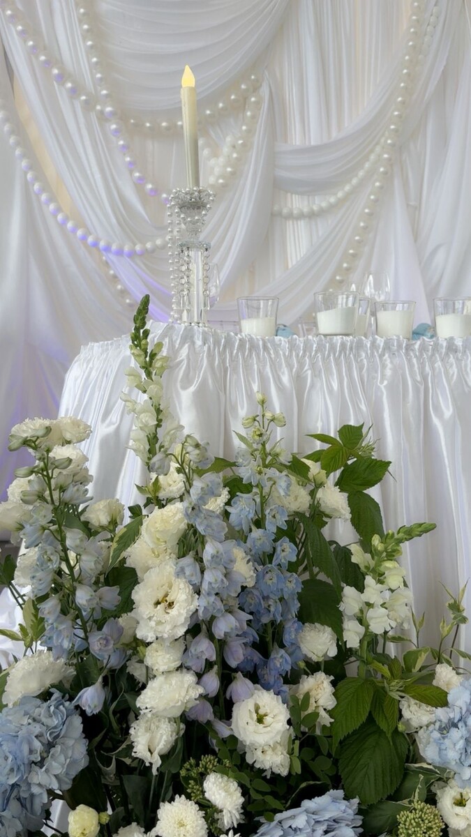 Фото: оформление стола молодых живой флористикой. Валентина Мендельсон.