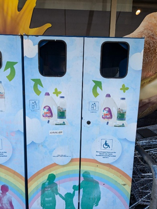 Баки для раздельного сбора отходов рядом с железнодорожной станцией. Фото предоставлено Виталием