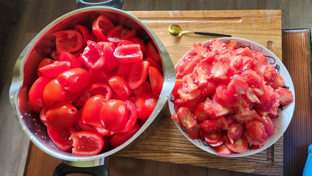 Плодоножки и серединки томатов - отличная основа для соуса!