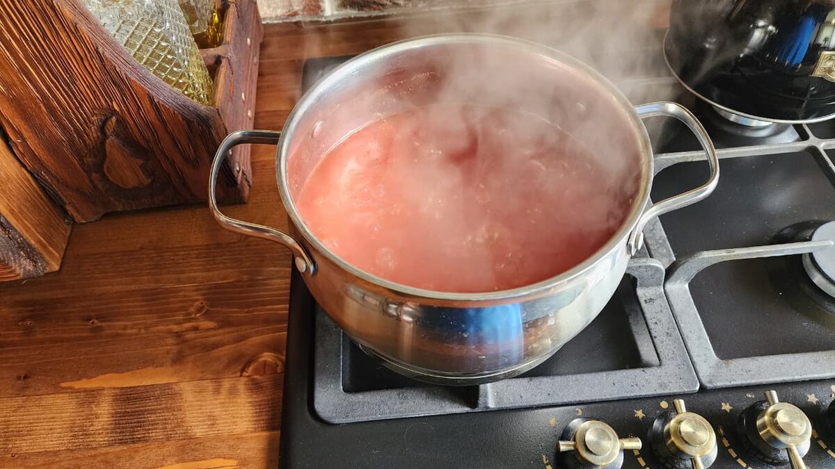 Варим томаты на медленном огне до испарения части сока