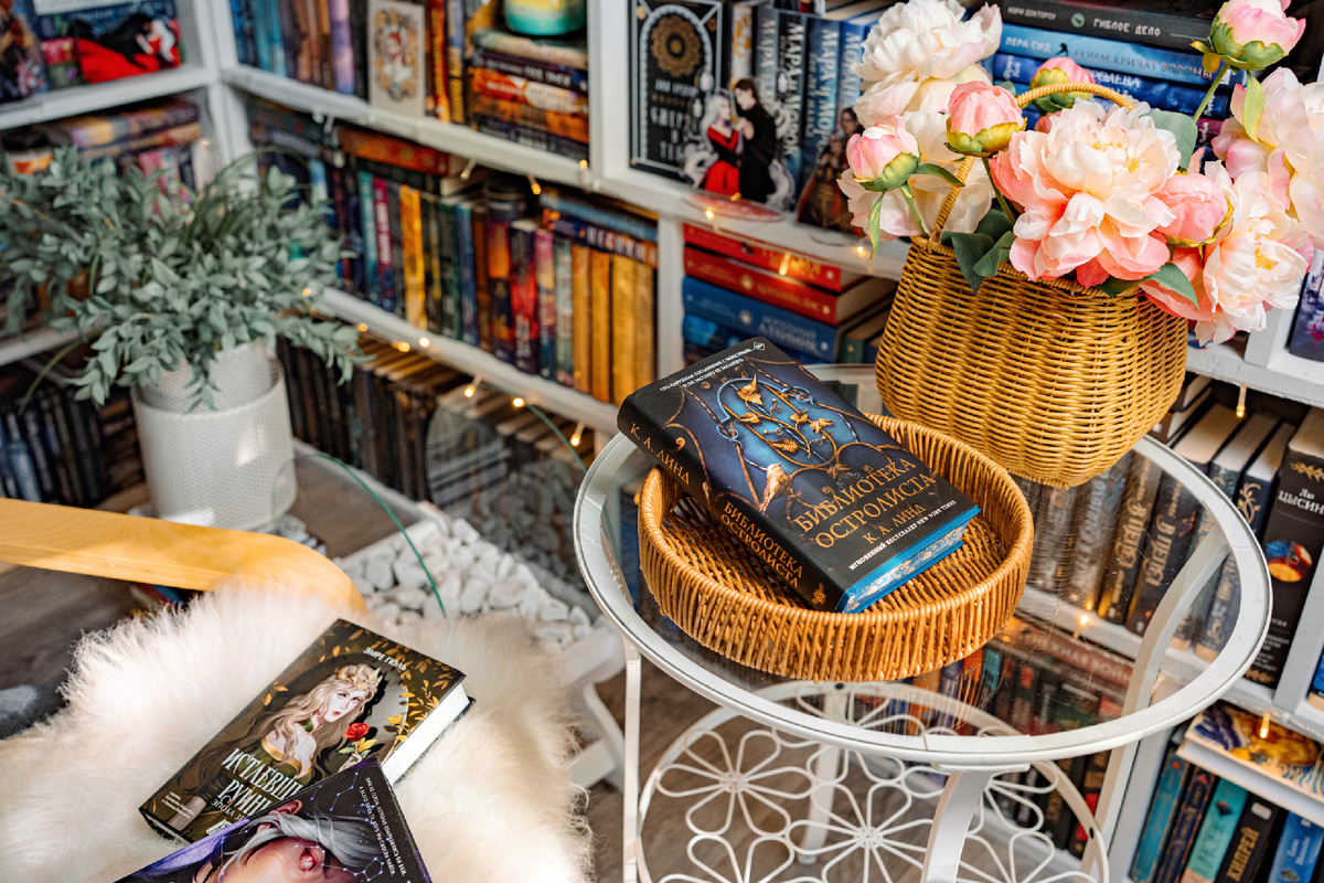 У книги суперобложка и цветной обрез. 