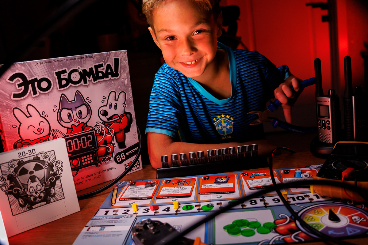 Настольная игра Это Бомба - Даник приглашенный актёр, детям игра может быть сложновата