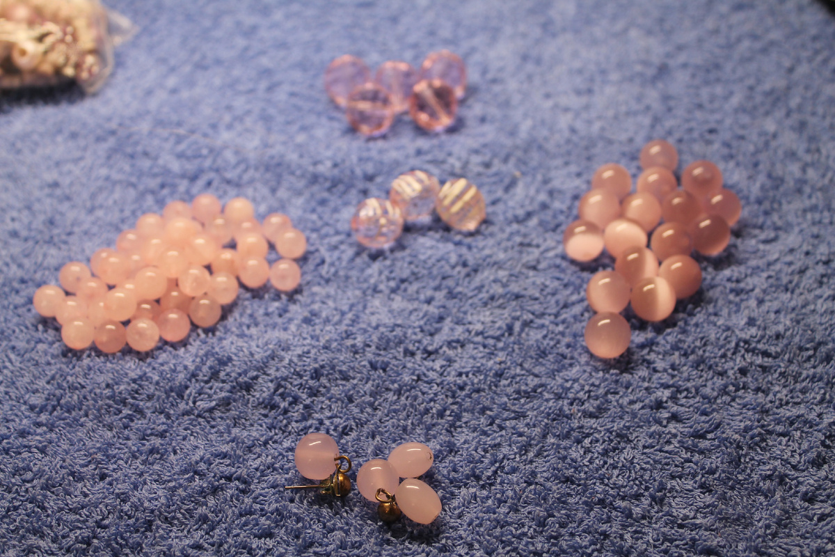 Исходный материал для нового украшения: розовый кварц 4 мм, "кошачий глаз" 6 мм и несколько бусинок от старых украшений 