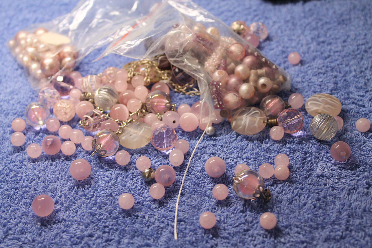 Вот этот розовый хаос решила превратить в новое украшение