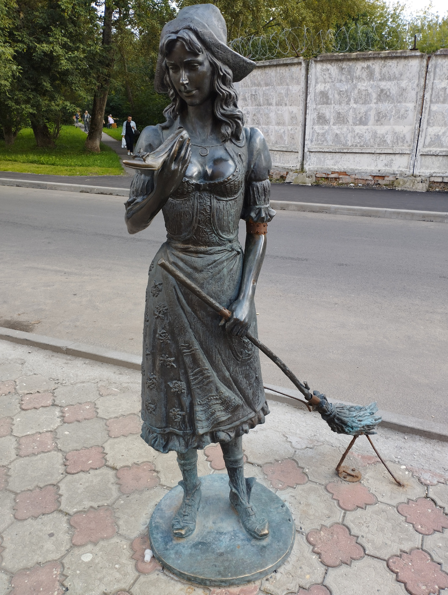 Скульптура "Золушка" в Долгопрудном (ФОТО АВТОРА)