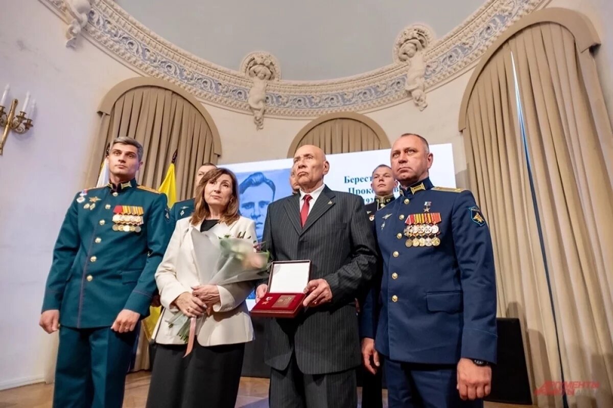    Передача золотой звезды Героя России потомкам А.П. Береста.
