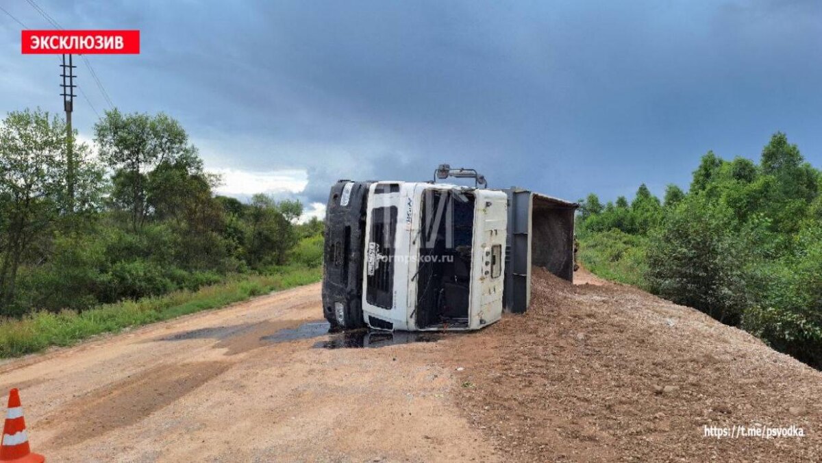 Грузовик опрокинулся на бок в Палкинском районе
Фото: Telegram-канал «Псковская сводка. ПАИ»
