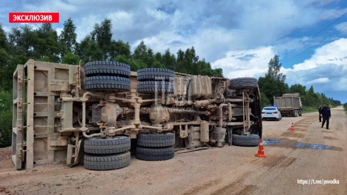 Грузовик опрокинулся на бок в Палкинском районе
Фото: Telegram-канал «Псковская сводка. ПАИ»