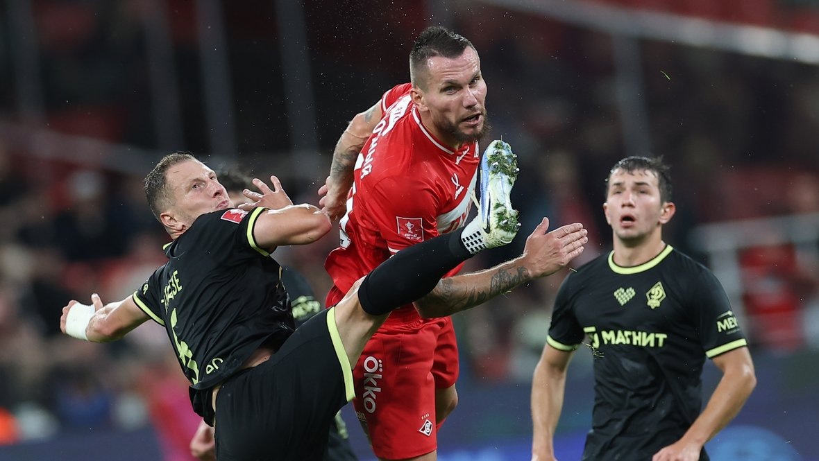    Нападающий «Спартака» Антон Заболотный (в центре) в матче Кубка России против махачкалинского «Динамо» 12 августа.Александр Федоров