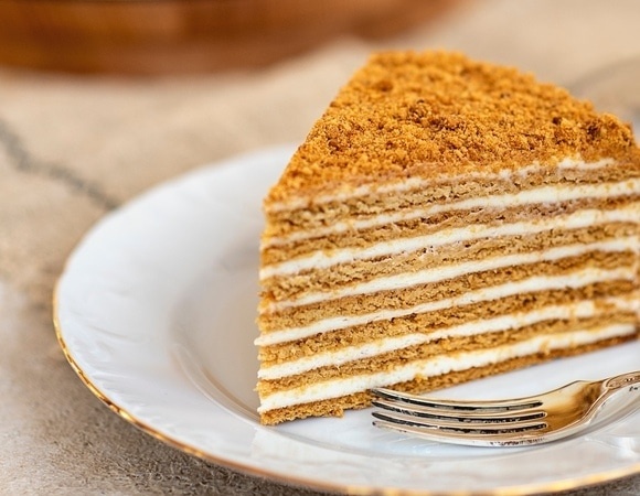 Как приготовить нежный медовик — главное угощение на Медовый Спас?