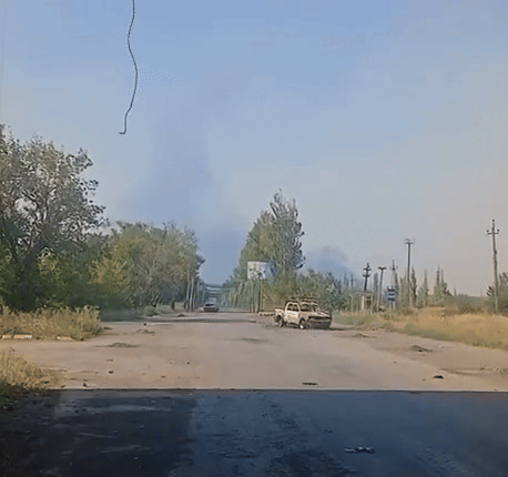     Поступающие с Покровского направления видео наглядно показывают, что наши дроноводы развернули настоящий геноцид вражеской техники на прифронтовых дорогах. Источник: ТГ-канал "Пролив Сталина"