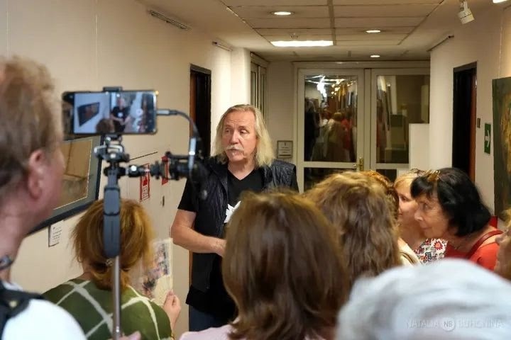 Александр Бруньковский на открытии выставки. Фото со страницы художника в ВК.