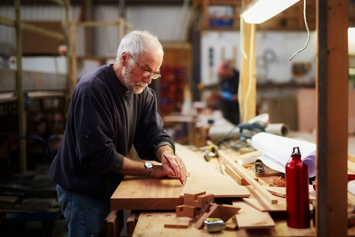 Вот это и есть ключ — быть себе интересным. Это значит иметь хобби, уметь радоваться мелочам, находить занятие, даже если никого рядом нет.