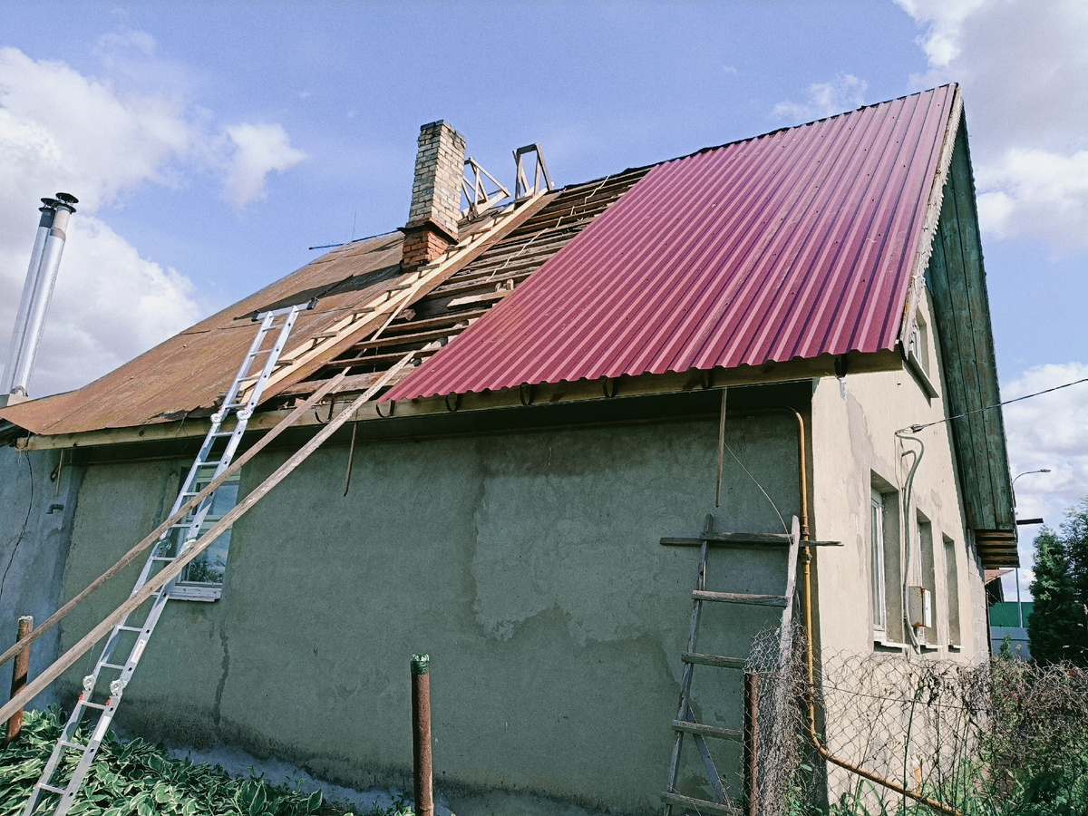 Снято два пролёта старого покрытия - кровельное железо в "фальц"