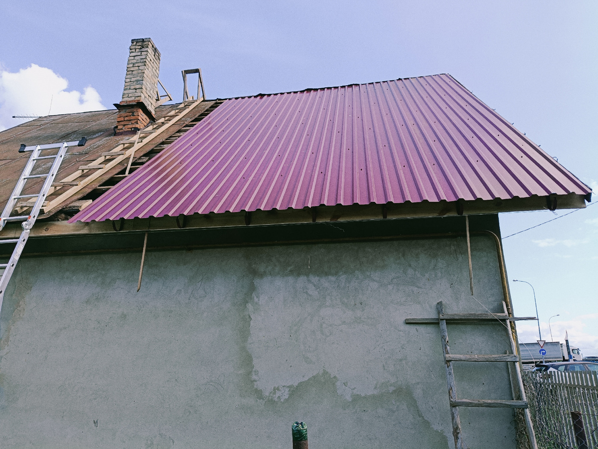 На место старого покрытия смонтирован один лист профнастила