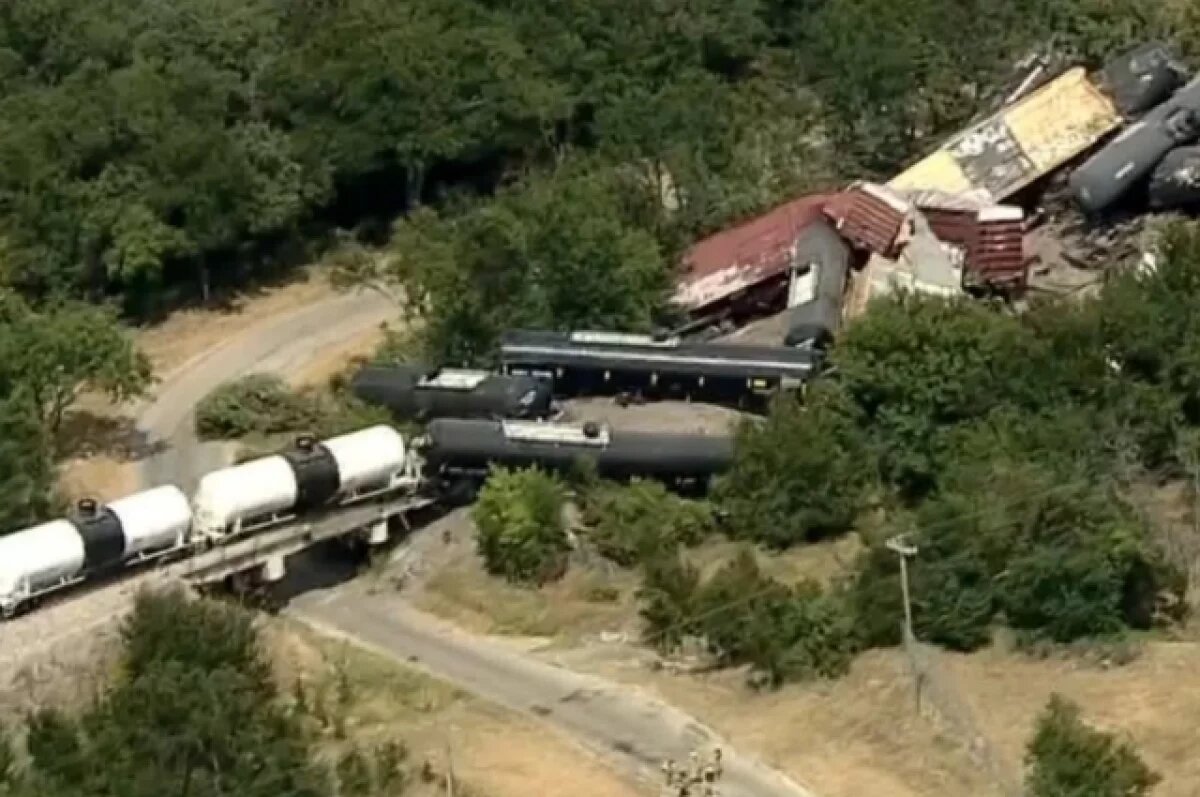    В Техасе сошёл с рельсов и загорелся поезд с потенциально опасным грузом