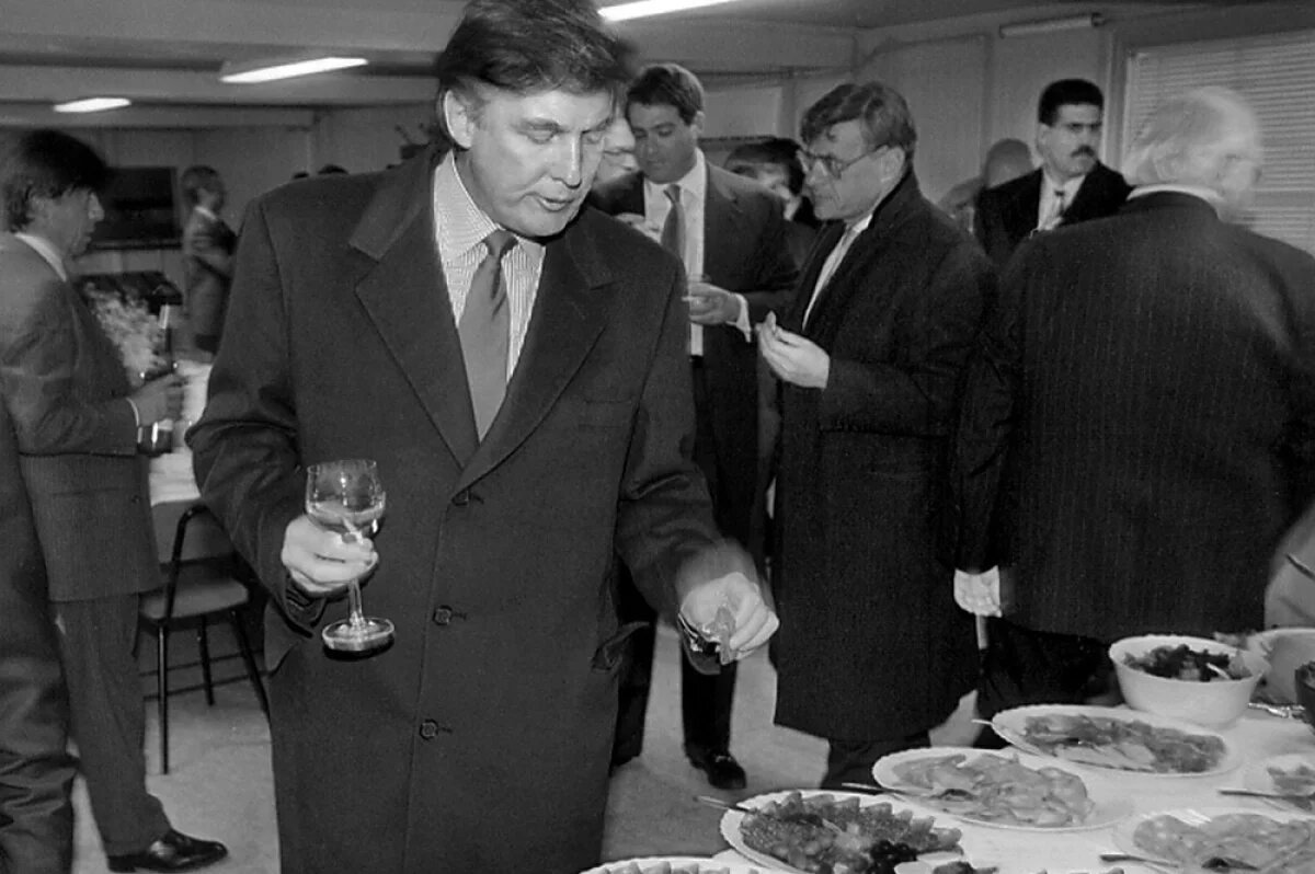    Дональд Трамп в Москве. Актер Владимир Пермяков на заднем плане.