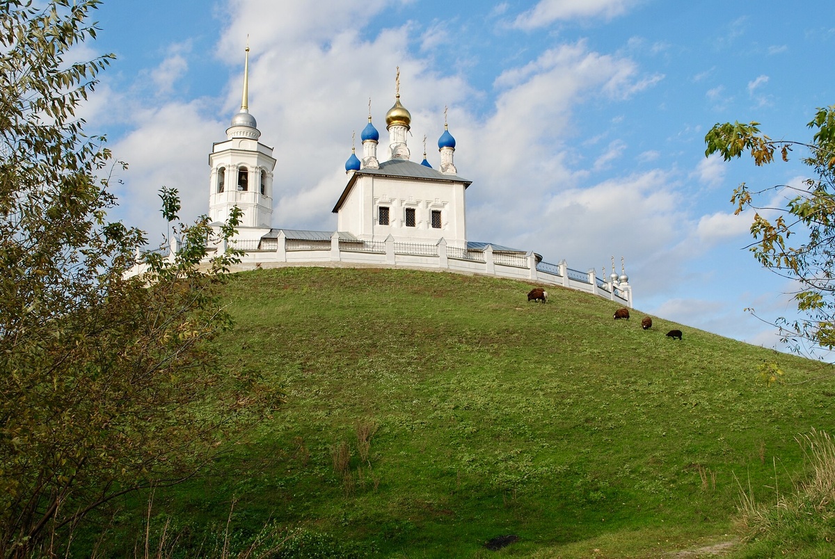 Епифань. Успенская церковь на холме.