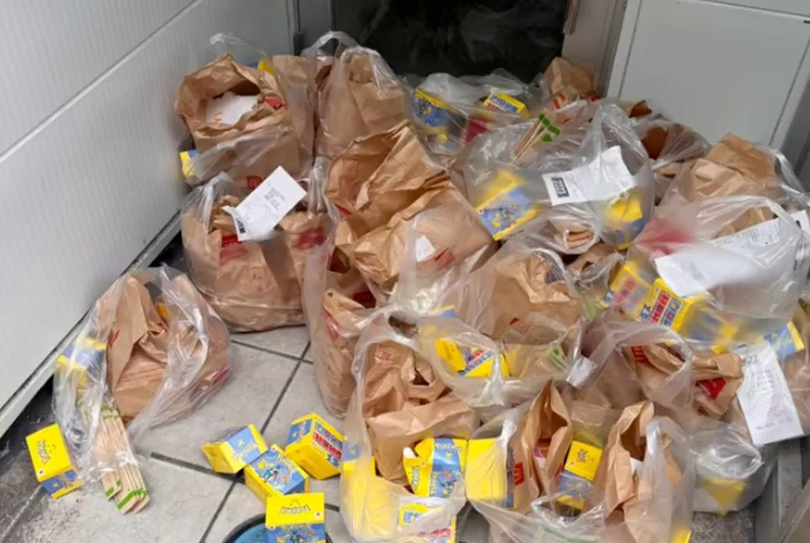 Горы нетронутой едой за углом ресторана