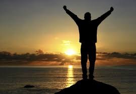 Вы наверняка встречали таких людей: вокруг хаос, дедлайны, конфликты — а они спокойны, улыбаются и действуют без спешки. Кажется, что их жизнь проще.
На самом деле — они просто знают несколько приёмов, которые помогают не сойти с ума в бешеном ритме.