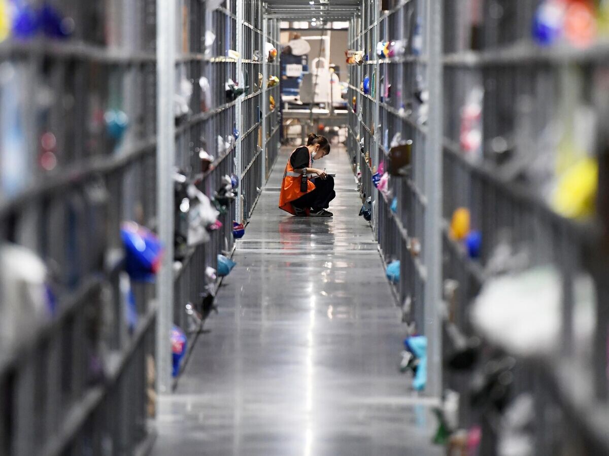    Сотрудница в отделе сбора заказов на складе логистического центр© РИА Новости / Максим Богодвид