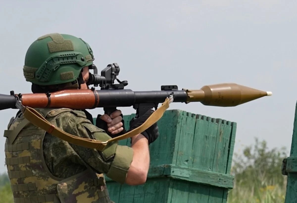    Хабаровские контрактники уничтожили бронетехнику условного врага из РПГ-7В