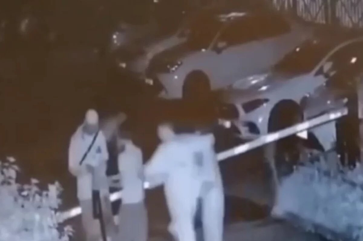    В Хабаровске подростки сломали шлагбаум и сбежали, их ищет полиция