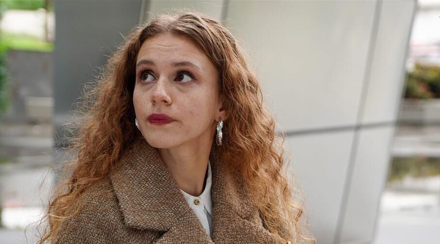 Диджле. Кадр из сериала "Позвоните моему агенту"