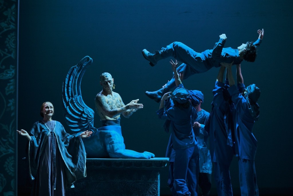 Спектакль "Алладин. Сын портного". Фото с сайта Красноярского ТЮЗа.