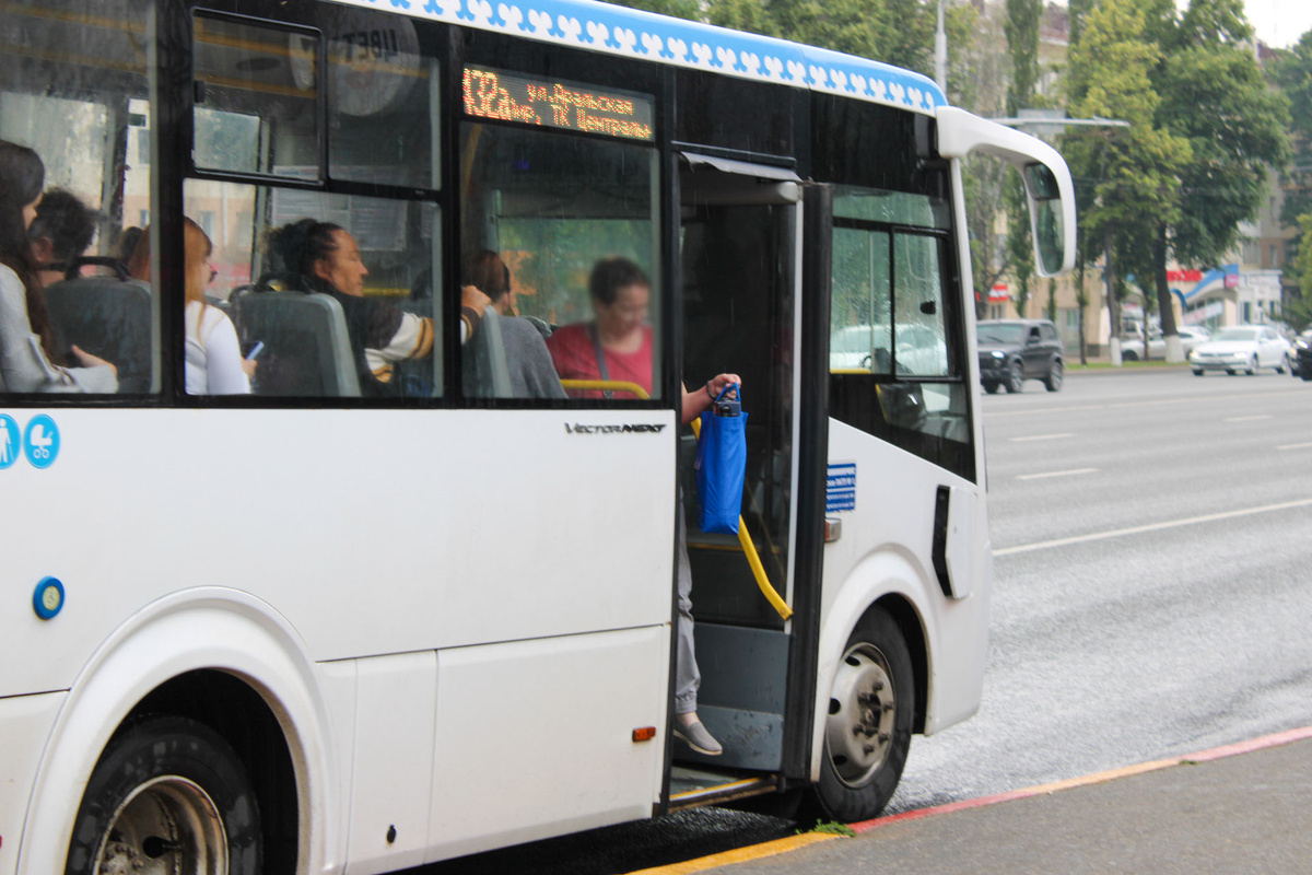 Инцидент произошел на остановке.  Фото: ФедералПресс / Ксения Кобалия