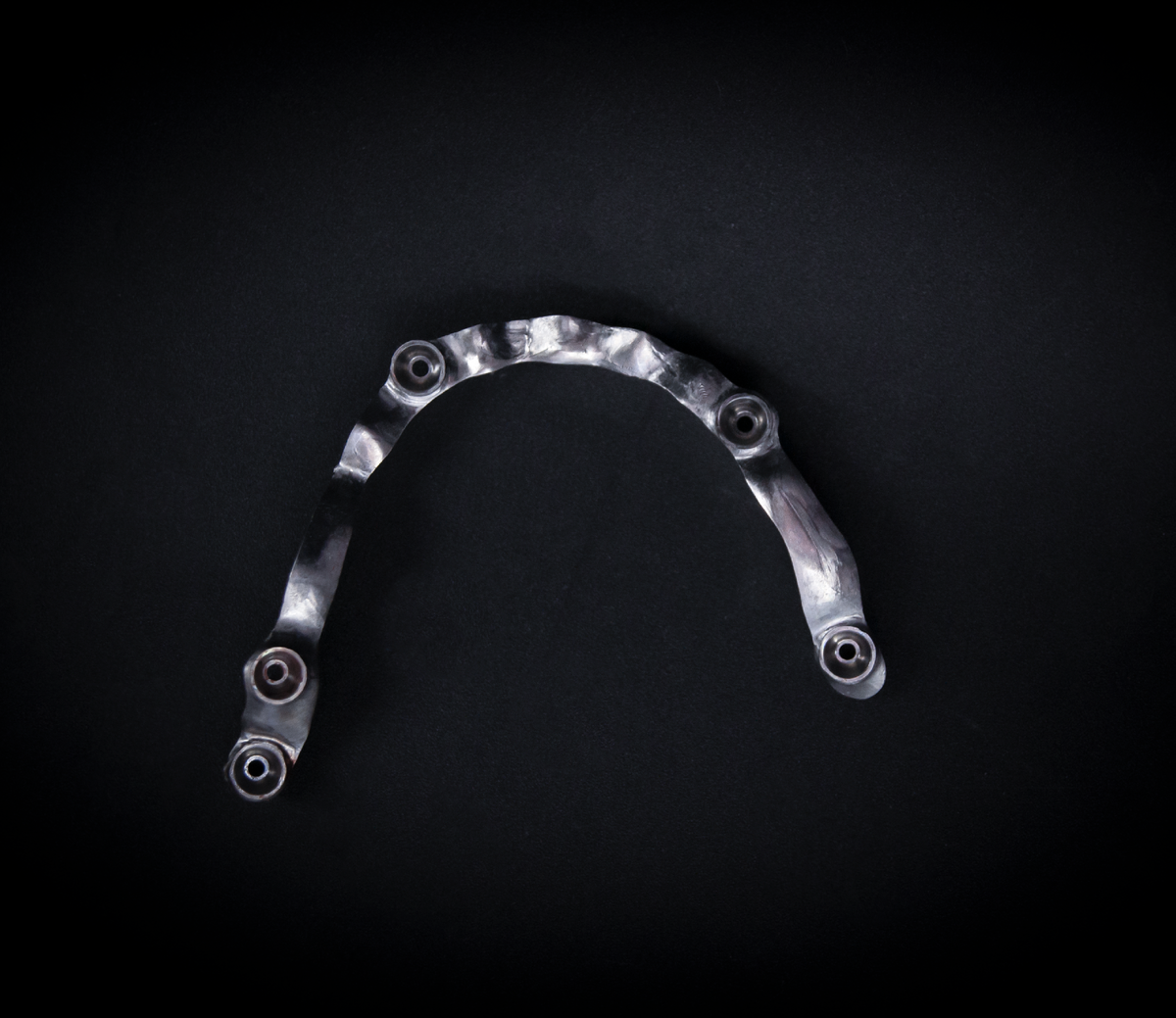 Титановая балка, которая используется в данных конструкциях как основа.