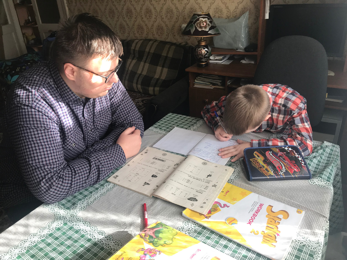 Даже этот ученик в отсутствии родителей дома позволял себе лениться. Хотя он очень хорошо схватывал материал. Фото: Михаил Лайф Влог