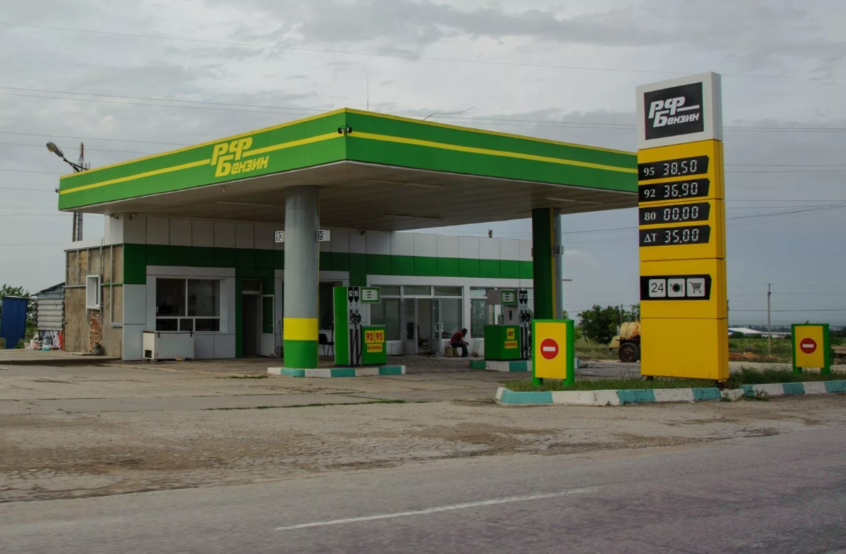 Тем не менее, требование глушить двигатель — не перестраховка.