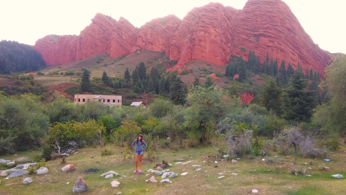 Красные скалы ущелья Джети-Огуз в Киргизии