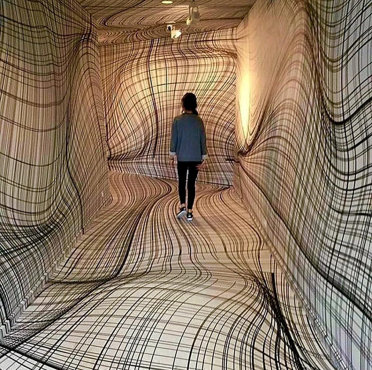 Стандартный коридор со своеобразной раскраской поверхностей.