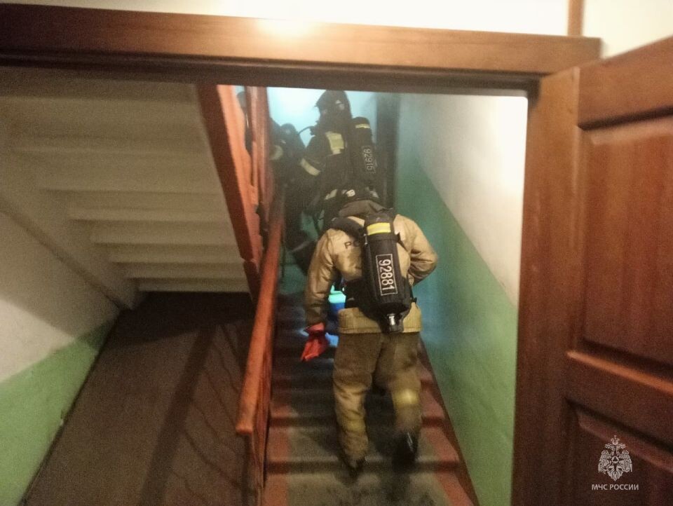    Пожар в Бийске, пер. Училищный . Источник: t.me/mchs_altkray