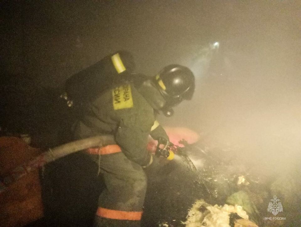    Пожар в Бийске, пер. Училищный . Источник: t.me/mchs_altkray