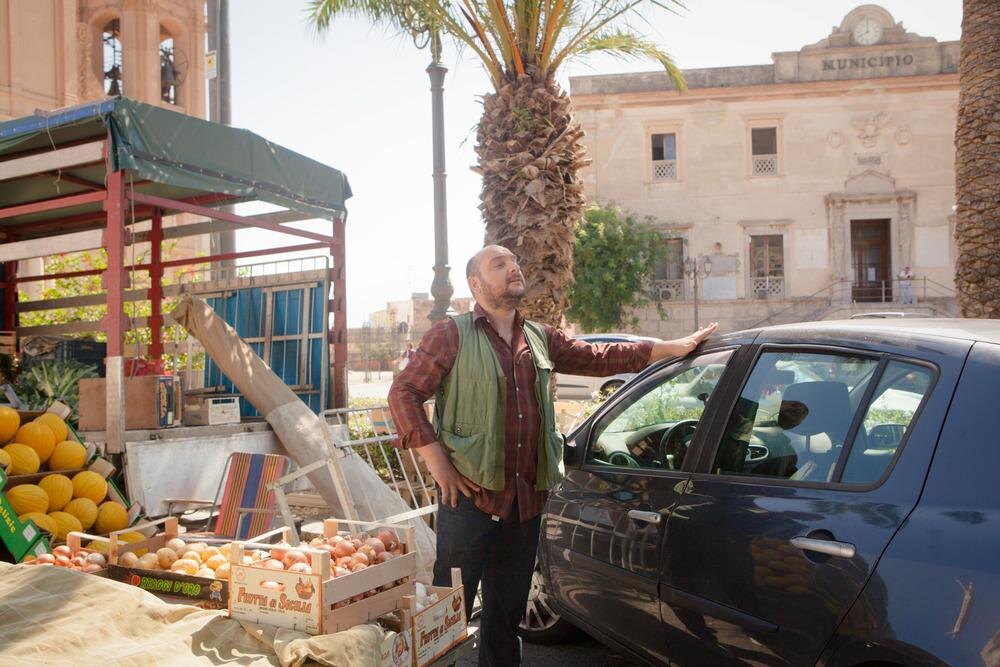 Кадр из фильма "Закону тут не место"