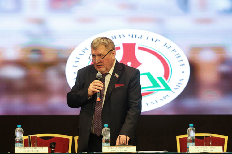    Республика лишится одного из последних символических завоеваний эпохи суверенитета — самостоятельности местного объединения «инженеров человеческих душ» (на фото: председатель союза писателей РТ Ркаил Зайдулла (Зайдуллин).   
Фото: «БИЗНЕС Online»