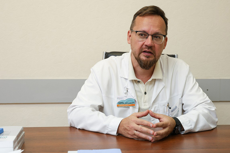    Александр Киршин: «Трансплантации — тяжелая работа, на зарплату выполненные пересадки не особо влияют. И это работа всегда с тяжелыми пациентами, а это риски».   
Фото: Андрей Титов