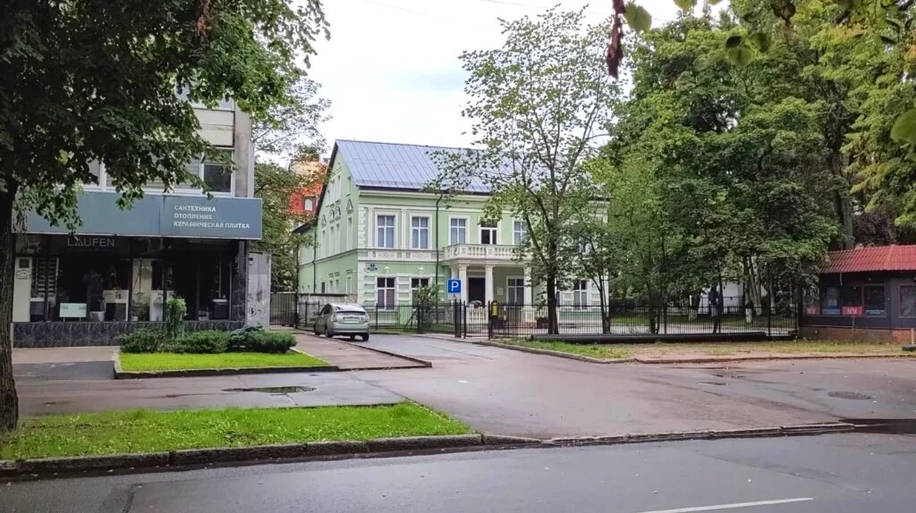   На улице Космонавта Леонова
