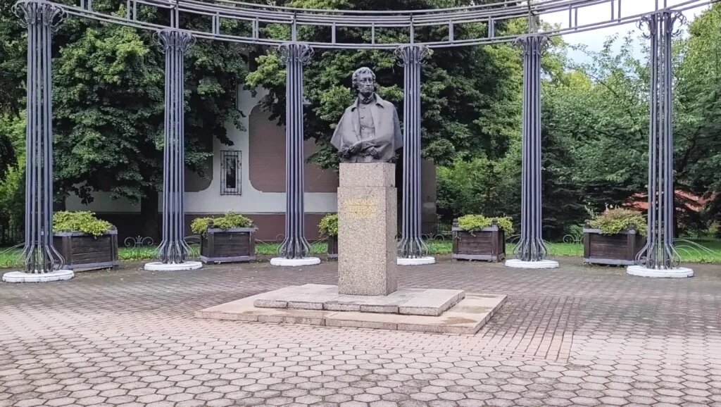   Памятник Пушкину на улице Леонова