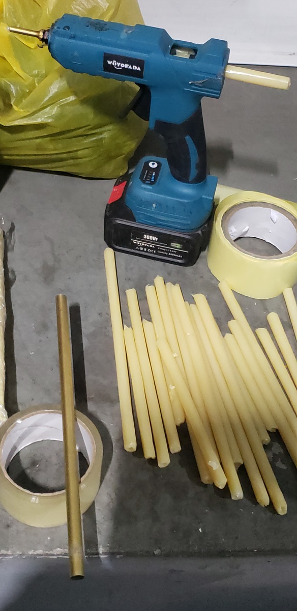 Так научился делать клеевые стержни для пистолета.